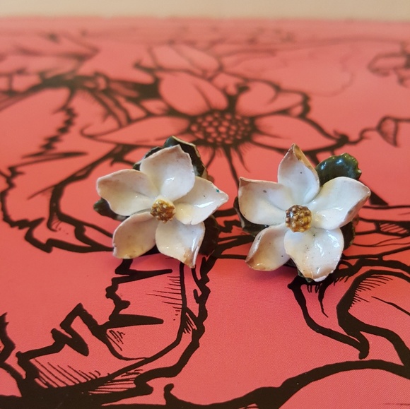 Vintage Tiki Flower Clip on Earrings Hand … - Picture 6 of 7